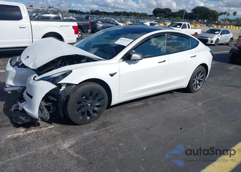 2021 Tesla Model 3 Standard Range Plus Rear-Wheel Drive z USA, uszkodzony, nr VIN 5YJ3E1EA2MF057698